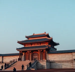 홍보영상제작 촬영 현장, 다양한 장비와 스크립트가 배치된 아늑한 분위기.